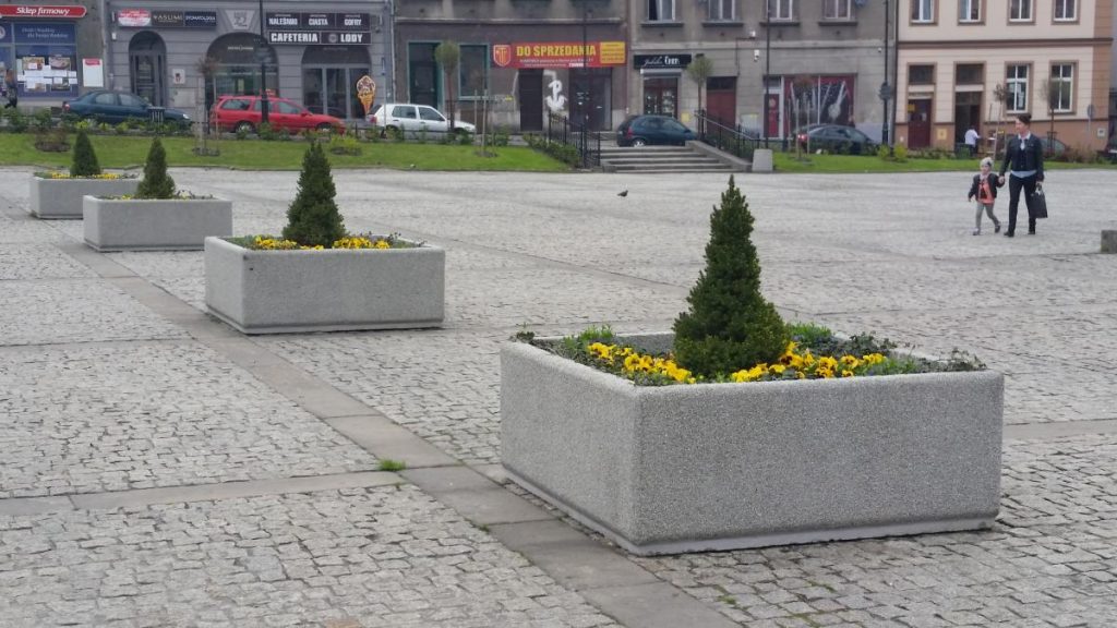 Donice betonowe na rynku w Bochni