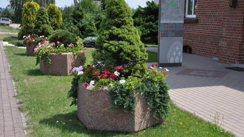 Donice betonowe – pomysł na kwiaty w dużych donicach przed domem