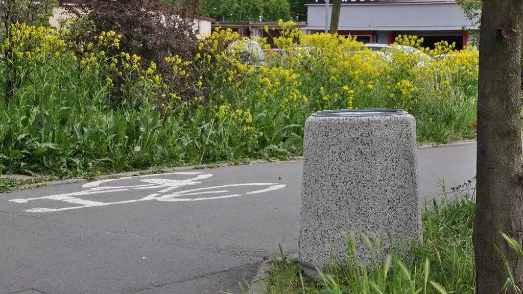 Jakie są zalety umieszczania betonowych koszy na śmieci w przestrzeni miejskiej?